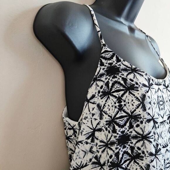 The Impeccable Pig Tank Top - Picture 3 of 8